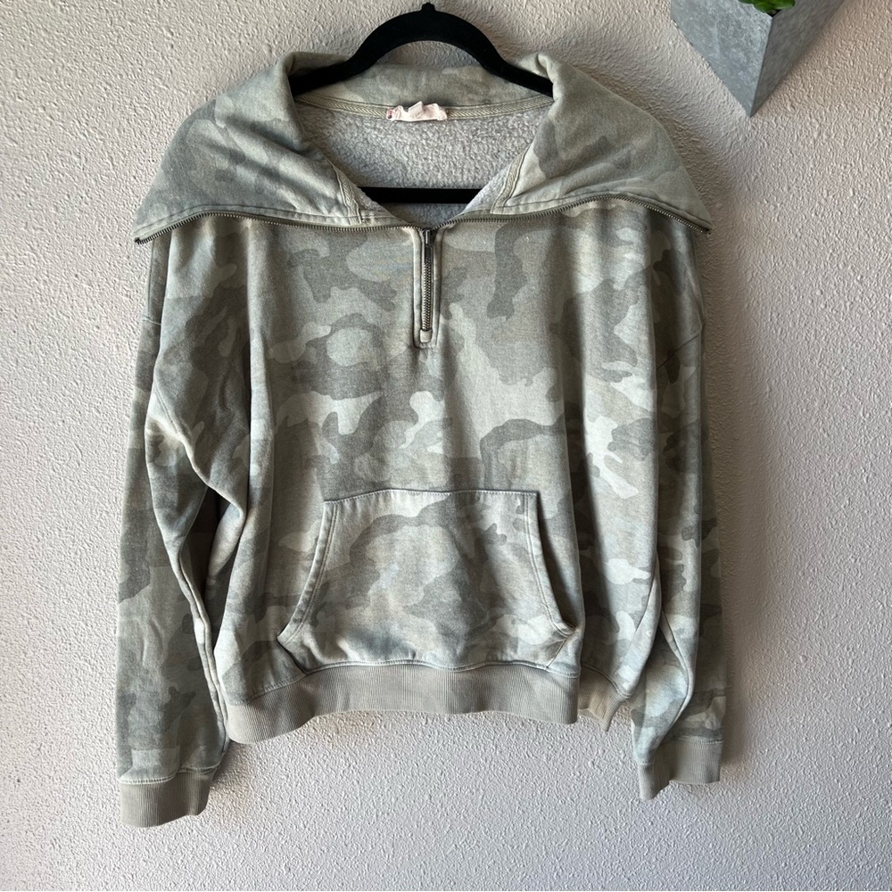 Hippie Rose XL Crop Women’s Pullover Camouflage Sweater
